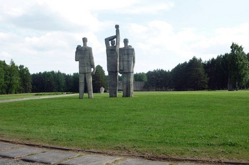 Die Gedenkstätte Salaspils entstand 1967 nach einem Entwurf der Architekten Gunnar Asaris, Olgerts Ostenbergs, Ivars Strautmanis und Oleg Zakamennij.<br />