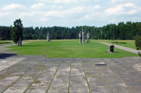 Auf dem weiten Lagergelände stehen fünf monumentale Betonskulpturen verteilt: Der Ungebrochene, Der Gedemütigte, Mutter und Kind, Die Widerständigen.<br />