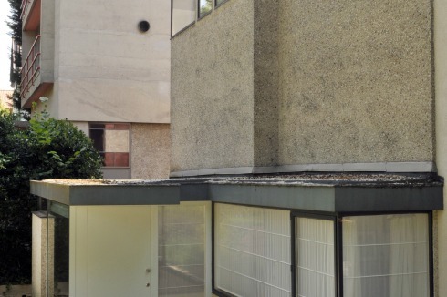 Die De-Koninck-Monografie der Brüsseler Archives d'Architecture Moderne bezeichnet das 1926 erbaute Haus als eines der besten Beispiele moderner Architektur der 20er Jahre ...<br />