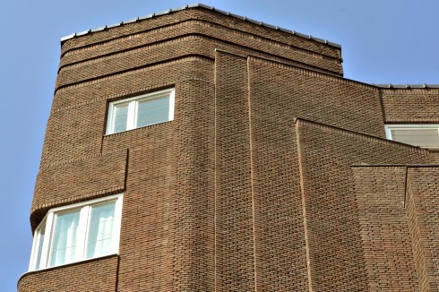 ist der 1930 erbaute, achtgeschossige Wohnkomplex an der Ecke Avenue Molière/Rue Joseph Stallaert in Ixelles in die Denkmalliste eingetragen. <br /><br />