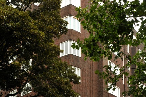 Der vom Architekten Joe Ramaekers entworfene Apartment-Block kann im Rahmen der Brussels Biennale of Modern Architecture am 18. Oktober besichtigt werden <a href="http://www.bbma.be" target="_blank" >www.bbma.be</a><br />