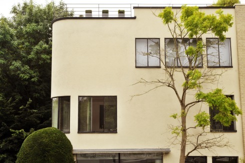 Auf einem dreieckigen Hanggrundstück In Woluwe-Saint-Pierre steht das sechsgeschossige Wohnhaus ...<br />