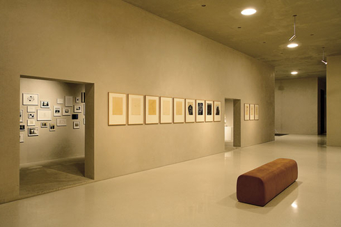 Kunst ohne Namensschilder: Tageslicht fällt durch die großen Fenster in die Ausstellungsräume im ersten ... 