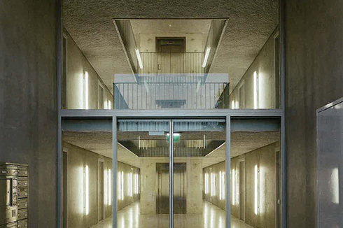 Zwei Felder im Fassadenrastersind für die kleine Eingangshalle auf der Südseite ausgespart. Ein Oberlicht beleuchtet das „Atrium" mit seinen über acht Geschosse reichenden Öffnungen in den Erschließungsebenen.