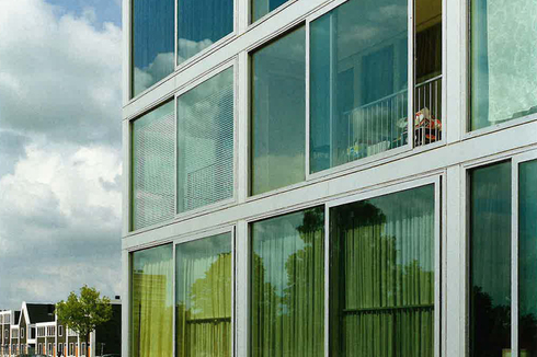 Das Loft als suburbane Wohnform? Das „Hiphouse" ist umgeben von Vorstadttypologien, im Hintergrund sind einige der 78 Reihenhäuser von MADE Architekten aus Rotterdam zu sehen.