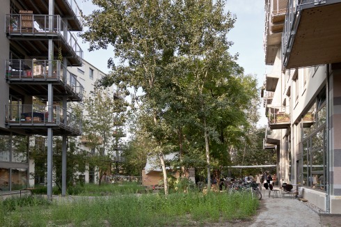 Alle Freiflächen sind öffentlich zugänglich, der Bewuchs der ehemaligen Brache konnte weitgehend erhalten werden.<br /><br />
