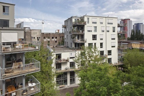 Blick von Haus 3 nach Westen. Die benachbarte Ruine der Seifenfabrik baut derzeit ein Investor zu Eigentumswohnungen um.<br /><br />