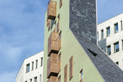 Die Spitze des Gebäudes ist als ein 30 Meter hoher Turm ausgebildet.<br />