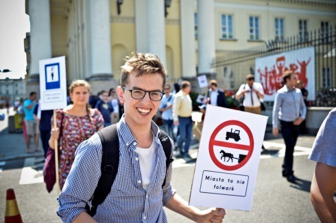 Auftaktveranstaltung des Bündnisses PRM vor dem Warschauer Rathaus im Juli. Die Wahlkampagne kombiniert die Symbole von Verkehrsschildern mit einer neuen Programmatik (hier: „Die Stadt ist kein Bauernhof“)<br /><br />