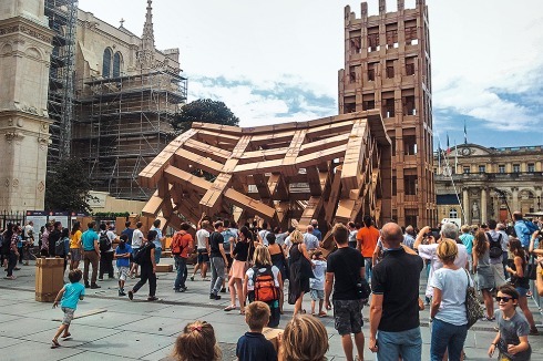 Einsturz der „ephemeren Stadt“ zum Ende der Biennale<br />