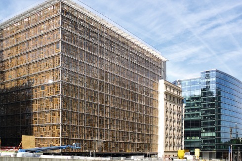 Blick vom Berlaymont, dem Hauptgebäude der EU, auf die Holzfenster-Fassade und den Rest vom Altbau<br />