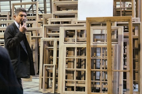 Architekt Philippe Samyn in der Lagerhalle mit den instandgesetzten Fenstern für seinen Neubau<br /><br />
