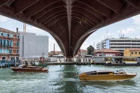 Die 2006 von Santiago Calatrava errichtete, vierte Brücke über den Canal Grande lenkt Touristen von der Piazzale Roma in die Stadt<br /><br /> <br /><br />