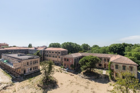Die Gebäude des Krankenhauses von 1933 befinden sich unweit des Flugplatzes Nicelli, im Norden des Lido<br /><br />