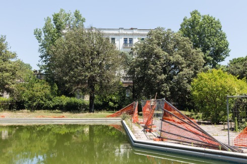 Der auch bei Thomas Mann beschriebene Park mit den Terrassen des Hotels wird schon seit 2010 nicht mehr gepflegt<br /><br />