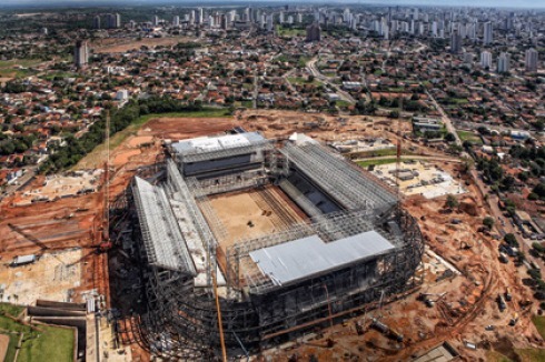 Die Baustelle des neuen Stadions von Cuibá im Okto­ber 2013. Die Eröff-nung verschiebt sich <br/>um zwei Monate auf Februar 2014.<br />