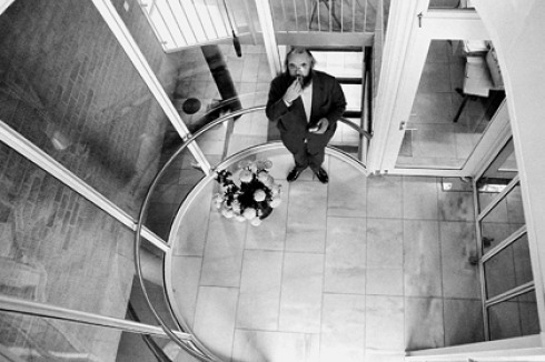 Aldo van Eyck in der Rotunde von Haus Schmela.<br/><br />