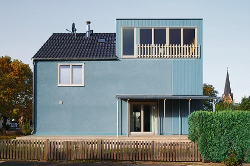 <span class="Bold">Auszeichnung:</span> Kleines Haus Blau, Umbau/Neubau Einfamilienhaus in Hürth; A.: Jörg Leeser, Anne-Julchen Bernhardt, Köln; BH.: Sirit und Dirk Breuer<br />