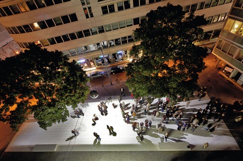 <span class="Bold">Auszeichnung: </span>Neugestaltung L.-Fritz-Gruber-Platz in Köln-Mitte; A.: scape Landschaftsarchitekten, Düsseldorf; Burkhard Wand Lichtplanung, Hamburg; BH.: Köln, Stadtplanungsamt<br />