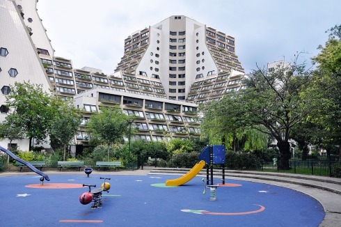 Spielplatz vor der Wohnbebauung, die die vier Türme umschließt<br />