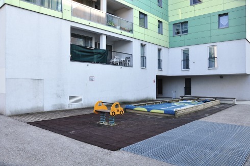 Eine Rückzugsecke für die Kleinen – mit Sandkasten und federndem Postauto<br />