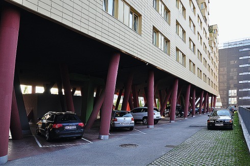 Öffentliche Räume in Monte Laa: Parken neben Stelzen<br />