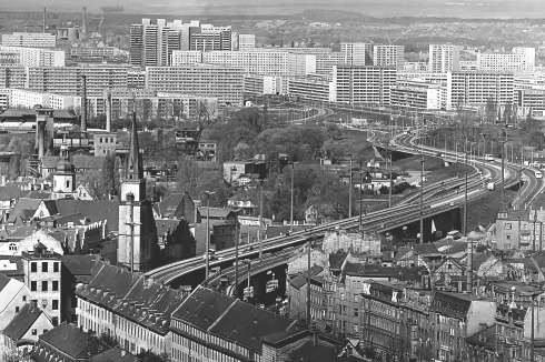 Die frische weiße Moderne von Halle-Neustadt lässt die Altstadt 1975 als düstere Gegend erscheinen<br />