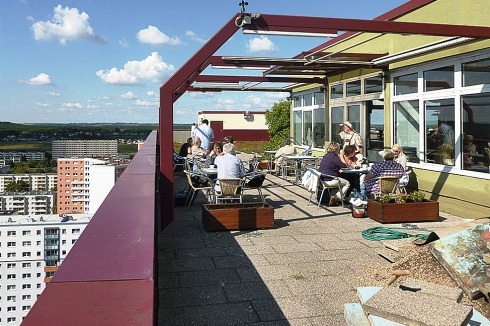 Die Scheibe D ist heute das BüroHaus West. Im 18. Geschoss gibt es ein Café.<br />