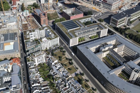 Vorbild für kompaktes Eigentum? Townhouses am Friedrichswerder in Berlin, im Hintergrund der Rohbau des Schlosses <br /><br />