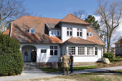 Ältestes Haus auf Riems ist heute das ehemalige Wohn- und Laborgebäude aus dem Jahr 1910. Als „Friedrich-Loeffler-Haus“ beherbergt es eine Aus-stellung zur Geschichte des Instituts.<br /><br /><br />