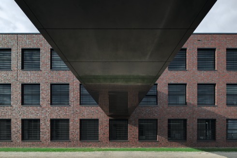 Über eine verglaste Brücke gelangen die Wissenschaftler vom Konferenzgebäude in den Labortrakt<br />