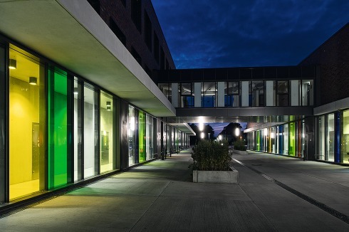 Die innere Straße zwischen Labortrakt und Stallbereich ist aufgrund des ganztägigen wissenschaftlichen Betriebs auch am Abend belebt.<br />