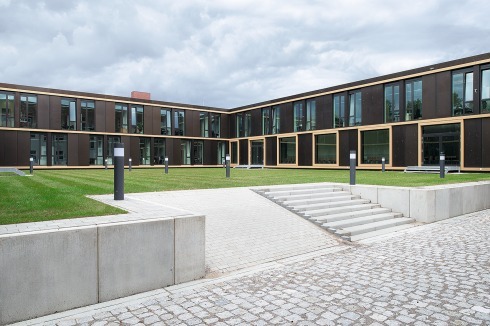 Das Konferenzgebäude ersetzt einen ebenfalls U-förmigen Vorgängerbau – auf Wunsch des Bauherrn freilich ohne dessen Walmdächer. <br />