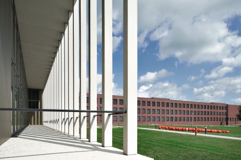 Das U-förmige Konferenzgebäude – der vorerst letzte Neubau auf Riems – ist dem klinkerverkleideten Labortrakt im Süden vorgelagert. Auf der Wiese die roten „Insulaner“ der Künstlerin Barbara Trautmann<br />