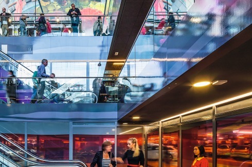 Die zentrale Verbindung zu den vier Untergeschossen, in denen sich 1200 Auto-Stellplätze und ein Supermarkt befinden <br />