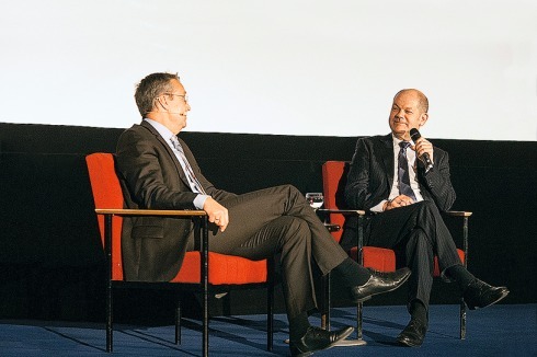 Handelsblatt-Herausgeber Gabor Steingart und Hamburgs Erster Bürgermeister Olaf Scholz diskutieren über Stadtpolitik<br />