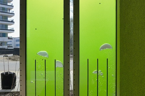 In der SolarLeaf-Fassade werden Mikroalgen in flachpaneelförmigen Fotobioreaktoren gezüchtet <br />
