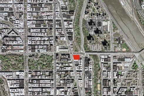 Das Grundstück liegt zwischen der St. Nicholas Avenue im Westen, dem etwa 10 Meter tiefer verlaufenden St. Nicholas Place im Osten, und der 155. Straße, einer der wenigen Verbindungsstraßen zwischen Manhattan und der Bronx.<br />