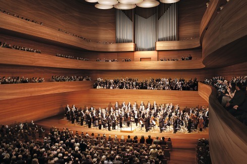 <strong>Ausgewählt Chipperfield Architekten</strong> Der Konzertsaal (Shoebox) liegt im Zentrum der beiden unteren Ebenen und wird auf beiden Höhen erschlossen.<br />