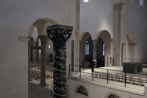 Blick aus dem Kreuzgang auf die Bernwardsäule. Der Bronzeguss war im 11. Jahrhundert für die Michaeliskirche geschaffen worden, fand aber im 19. Jahrhundert den Weg in den Dom. <br />