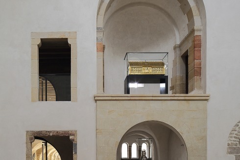 Links die Ostfassade des Nordquerschiffs mit Blick in den Kreuzgang<br />