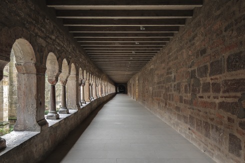 Das Obergeschoss des Kreuzgangs war jahrzehntelang verbaut für verschiedene Nutzungen. Heute wieder ein durchgängiger Raum, wird es künftig vom Dommuseum als Ausstellungsort genutzt.<br />