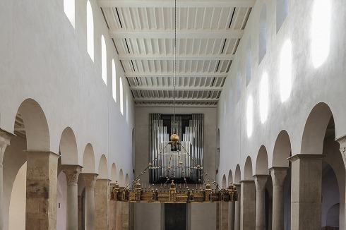Bernwardtür, Taufbecken, Heziloleuchter und Altar bilden den westlichen Teil der liturgischen Achse. <br />