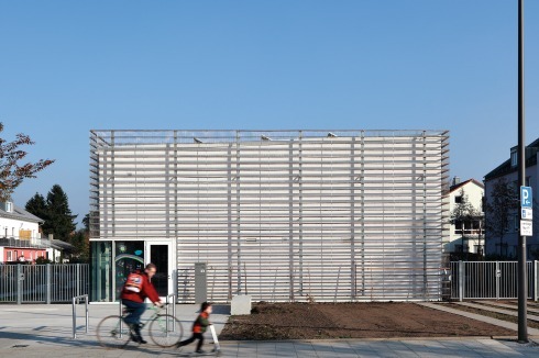 In der Evereststraße erhielt die Fassade eine zweite Haut aus einem Holzspalier mit einer Unterkonstruktion aus Metall<br />