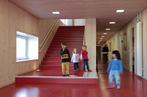 Aufgang aus der Serie 1, hier Evereststraße. Die Fensterlaibungen sind auch als Sitzbank geeignet.<span class="OffWhite"></span><br />