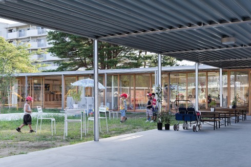 Im Sommer ist die umlaufende Loggia der bevorzugte Aufenthaltsraum der Kinder, im Winter ziehen sich die Gruppen hinter die Holzfassade zurück<br />