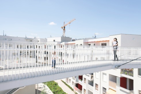 Der „Skywalk“ verbindet die gemeinschaftlich nutzbaren Dachflächen der Wohnanlage<br />
