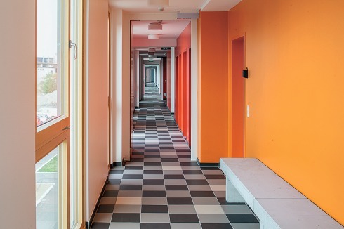 Bänke in den Hausfluren bieten Gelegenheit zum Ausruhen<span class="OffWhite"></span><br />