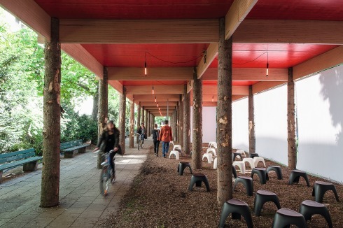 Mit seiner Länge von 24 Achsen wurde das „Rote Dach“ zum Wegbegleiter auf der Promenade der Herzog-Wilhelm-Straße<br />