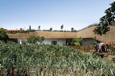 Das Wohnhaus scheint sich aus der Landschaft zu erheben und rahmt den über Jahre gewachsenen Garten<br />